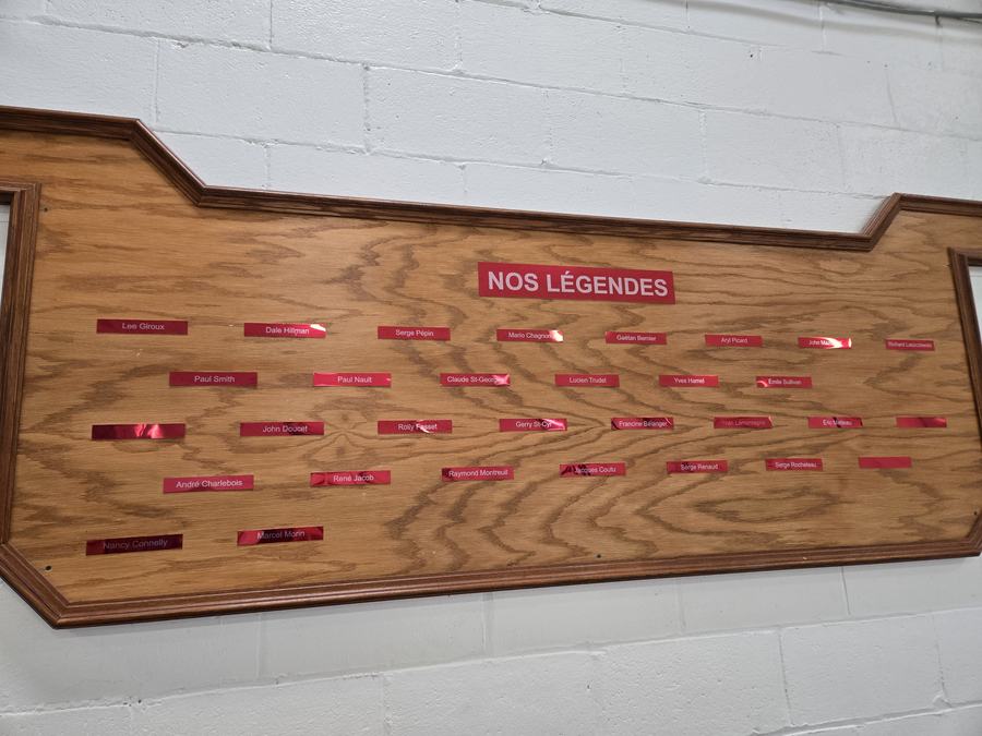 Le tableau des légendes, une initiative de Ghislain East, rend hommage aux personnes qui ont marqué le Club de curling Noranda comme Yvan Lamontagne.
