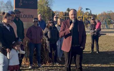 Le candidat à la mairie de Val-d’Or, Benjamin Turcotte, en campagne.