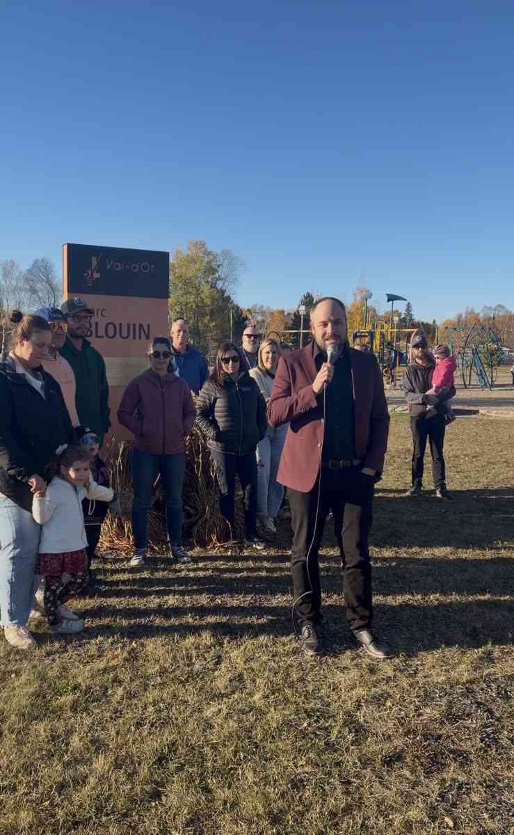 Le candidat à la mairie de Val-d’Or, Benjamin Turcotte, en campagne.