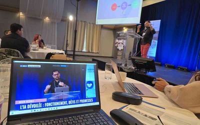 Le Rendez-vous avec l’IA a également diffusé via Zoom. Derrière le lutrin, l’intervenant Ihsen Hedhli.