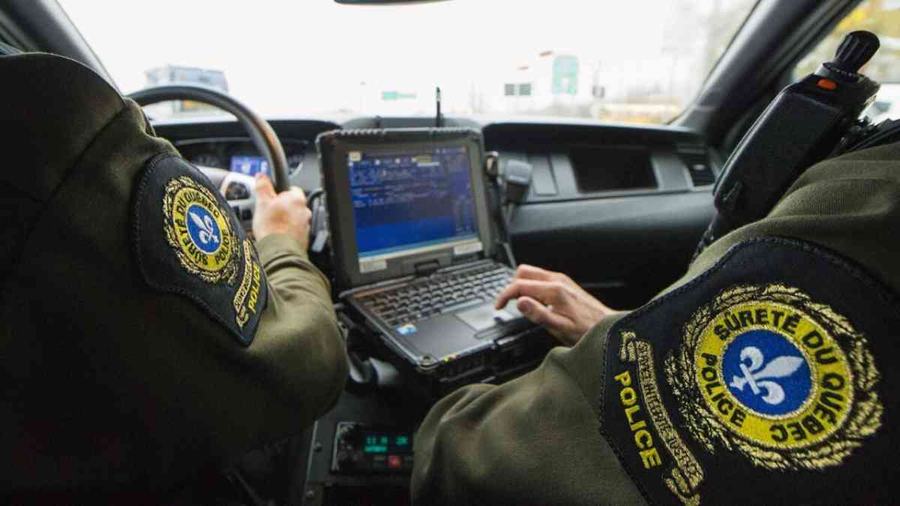 Deux-agents-SQ-interieur-vehicule-ordinateur-de-bord-1280x720