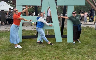 Des participantes posent devant l’installation du Festival des arts du Témiscamingue, présenté à Moffet les 11 et 12 septembre.