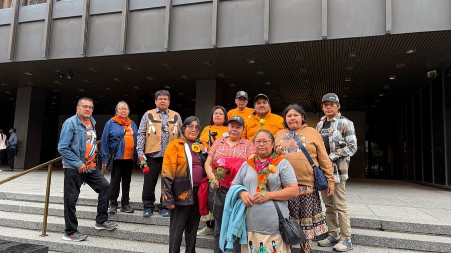 Des membres de la communauté de Kitcisakik à Montréal.