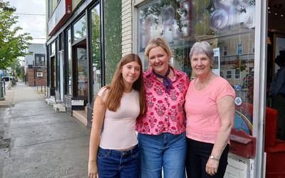 La porte-parole des Journées de la culture à Rouyn-Noranda, Mélanie Nadeau, entourée de sa fille Delphine et sa mère Françoise, qu’il est possible d’apercevoir sur les affiches de l’événement.