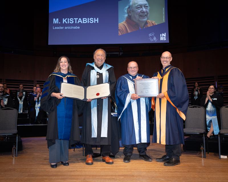 Isabelle Delisle (directrice scientifique de l'INRS), M. Kistabish, Luc-Alain Giraldeau (directeur général de l'INRS), et Vincent Rousson (recteur de l’Université du Québec en Abitibi-Témiscamingue (UQAT)).