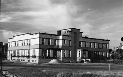 Le Foyer Saint-Raphaël de Rouyn, situé à l’angle de l’avenue du Lac et de la rue Noranda (aujourd’hui rue Mgr-Tessier), en 1937.