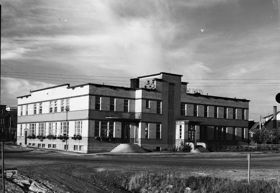 Le Foyer Saint-Raphaël de Rouyn, situé à l’angle de l’avenue du Lac et de la rue Noranda (aujourd’hui rue Mgr-Tessier), en 1937.