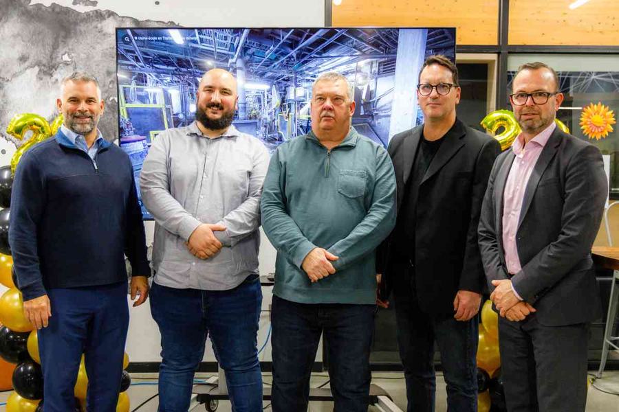 Le directeur de la CSSOB, Jean-François Pressé, accompagné par deux enseignants, le directeur du CFP Val-d’Or et du coordonnateur du Centre national des mines