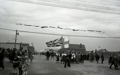 Un homme brandissant l’Union Jack