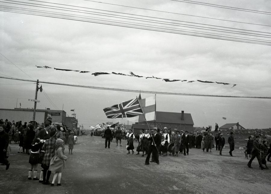 Un homme brandissant l’Union Jack