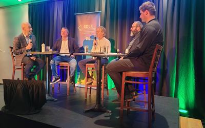 Samuel Henley et Mathieu Godbout, repreneurs, en discussion avec Marc Périgny et Christian Morasse, cédants