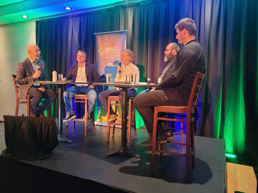 Samuel Henley et Mathieu Godbout, repreneurs, en discussion avec Marc Périgny et Christian Morasse, cédants