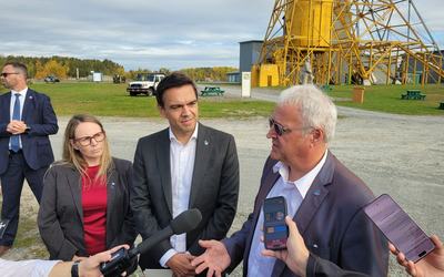 Charles Milliard était accompagné par ses candidats d’Abitibi-Est et de Rouyn-Noranda–Témiscamingue, Pierre Dufour et Leanne Loney.