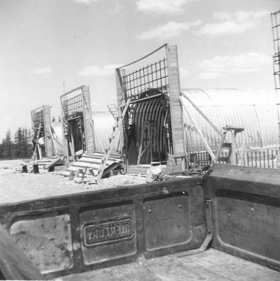 Construction des abris nucléaires qui vont accueillir les ogives nucléaires plus tard au cours de l’année 1964 à la base militaire de Val-d’Or.