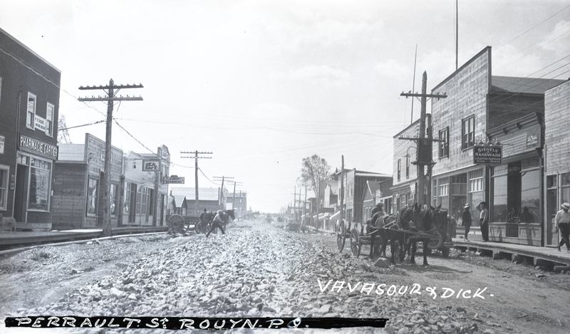 Difficile de ressembler plus à une scène d’un album de Lucky Luke, n’est-ce pas ? La rue Perreault vers 1927 a tous les stéréotypes d’un village du Far West. Archives nationales à Rouyn-Noranda, fonds Fonderie Horne, série Vavasour & Dick (08-Y, P123, S1,