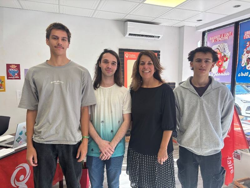 Nicolas Vigneault, Charlie Cloutier, France Marrion et Charles Brochu dans le local électoral de Québec solidaire