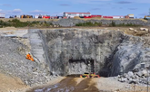 Portail souterrain avec la première manche de la rampe détruite.