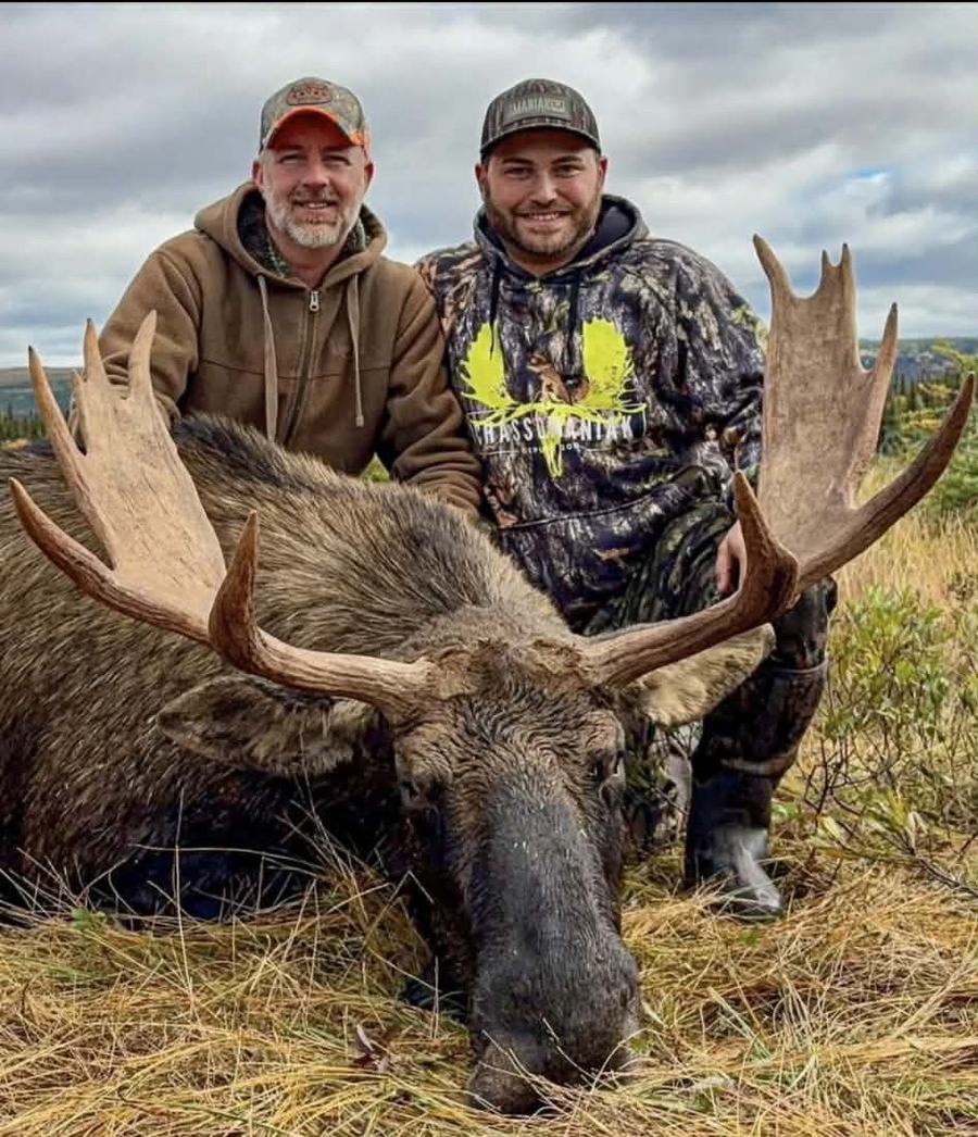 Steve Fraser et un des membre de Chassomaniak à sa pourvoirie - crédit photo Steve Fraser