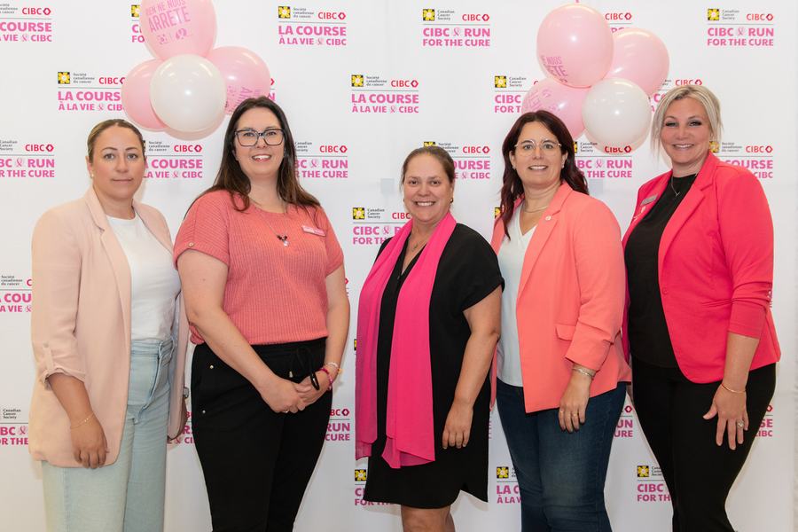 Stéphanie Tousigant, Cathy Ann Ingham, Danielle Périgny, Mirenda Filion et Kimberly Steinmetzer.  (Photo : Jarmila Guivarch) | Course à la vie CIBC 2026
