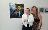 Céline J. Dallaire, artiste, et Rosalie Chartier-Lacombe, directrice générale du Petit Théâtre du Vieux Noranda, posent avec l’œuvre à la source de l’identité visuelle de cette programmation.