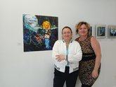 Céline J. Dallaire, artiste, et Rosalie Chartier-Lacombe, directrice générale du Petit Théâtre du Vieux Noranda, posent avec l’œuvre à la source de l’identité visuelle de cette programmation.