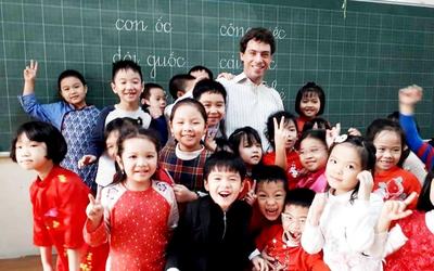 WEB Hugo dans sa classe avec des élèves