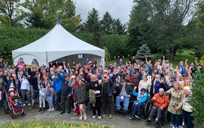 Une mobilisation communautaire qui a rassemblé plusieurs personnes au Parc Botanique À fleur d’eau de Rouyn-Noranda.