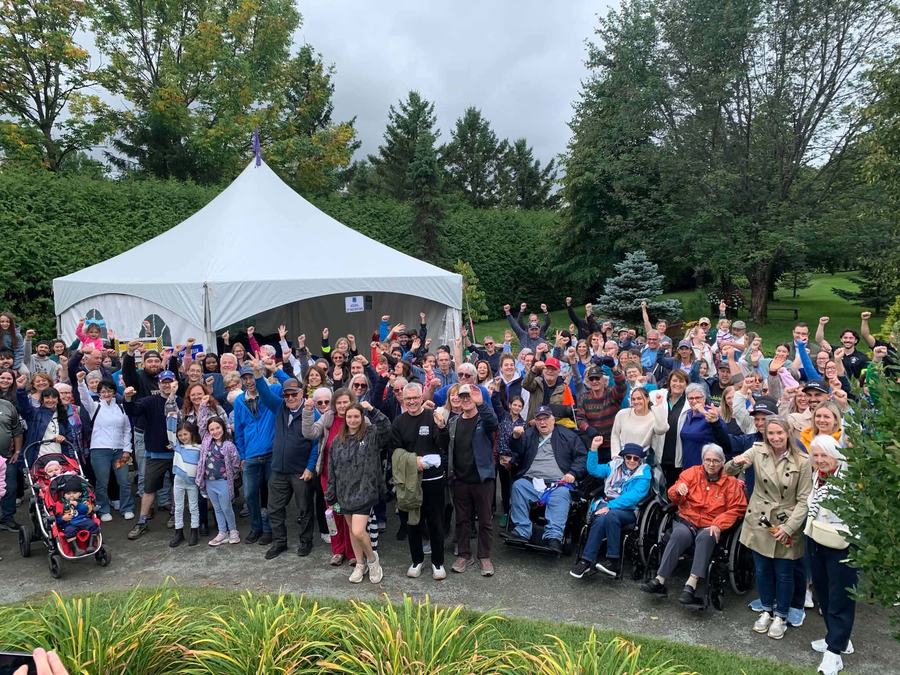 Une mobilisation communautaire qui a rassemblé plusieurs personnes au Parc Botanique À fleur d’eau de Rouyn-Noranda.